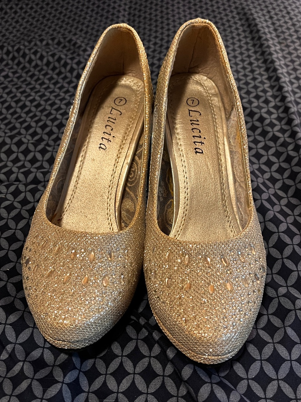 Lucita Women's Gold Glitter Round-Toe Heels